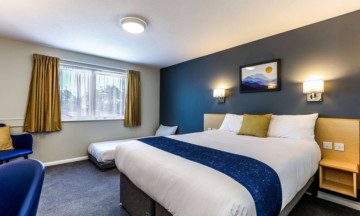 Fleet Hotel | Days Inn by Wyndham Fleet M3