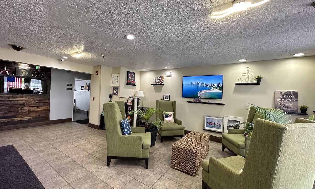 Lake Bluff Hotel | Days Inn by Wyndham Great Lakes Naval Base