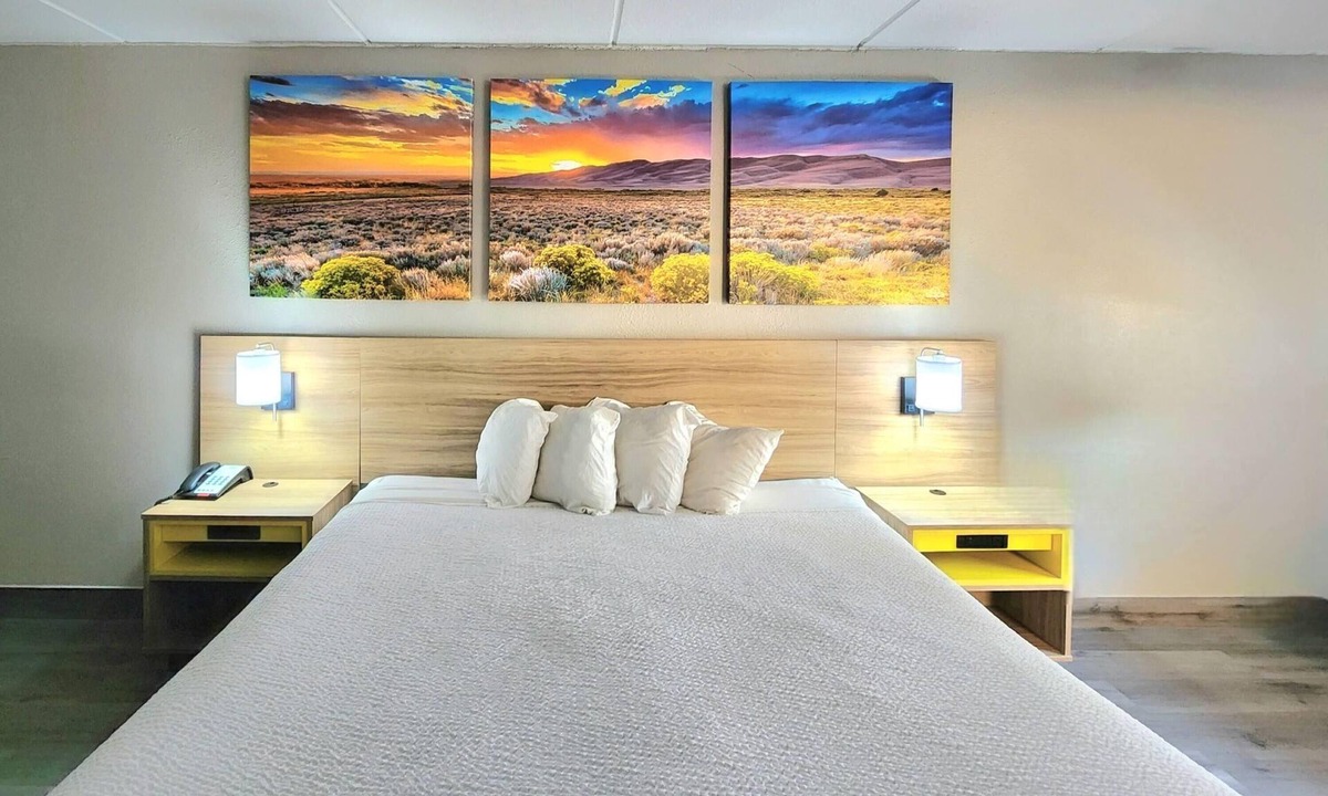 Brookhollow Hotel | Days Inn by Wyndham Houston