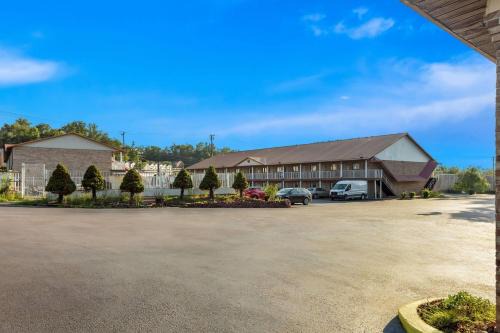 Pea Ridge Hotel | Days Inn by Wyndham Huntington