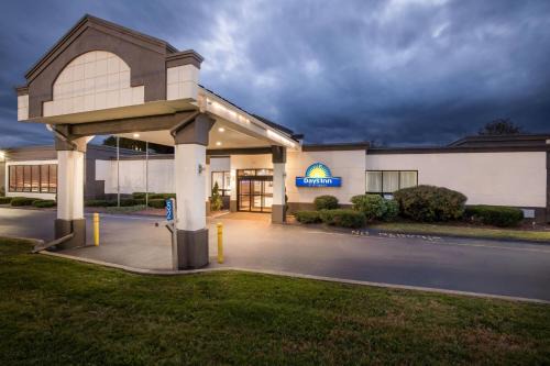 Ferndale Hotel | Days Inn by Wyndham Liberty