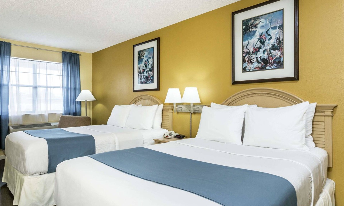 Madison Hotel | Days Inn by Wyndham Madison