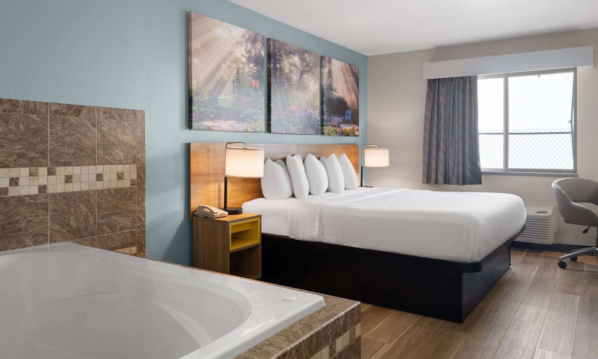 Neenah Hotel | Days Inn by Wyndham Neenah