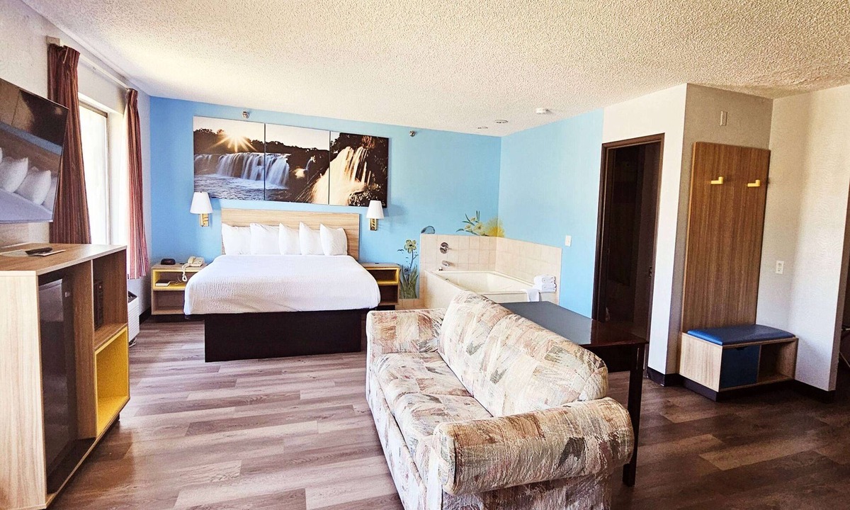 Ozark Hotel | Days Inn by Wyndham Ozark Springfield