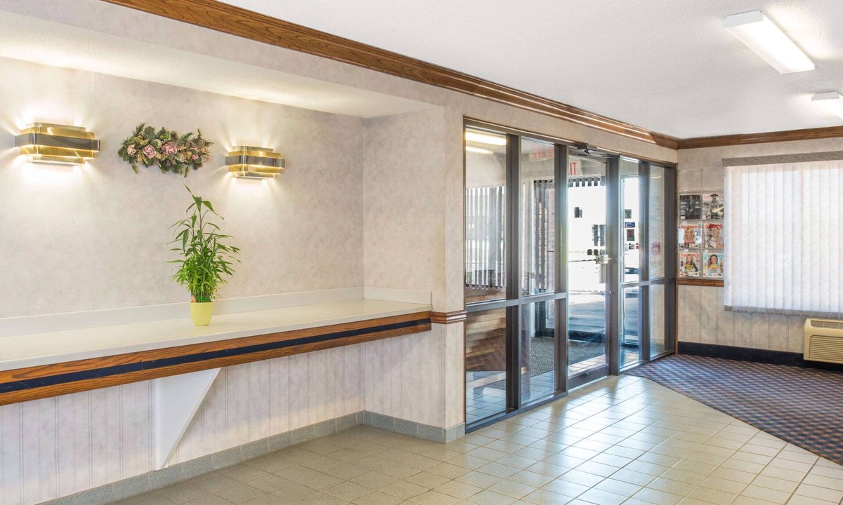 Mitchell Hotel | Days Inn by Wyndham Pontoon Beach