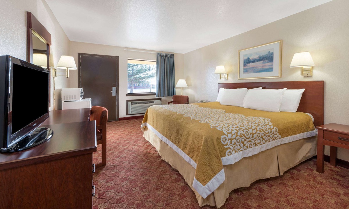 Russell Hotel | Days Inn by Wyndham Russell