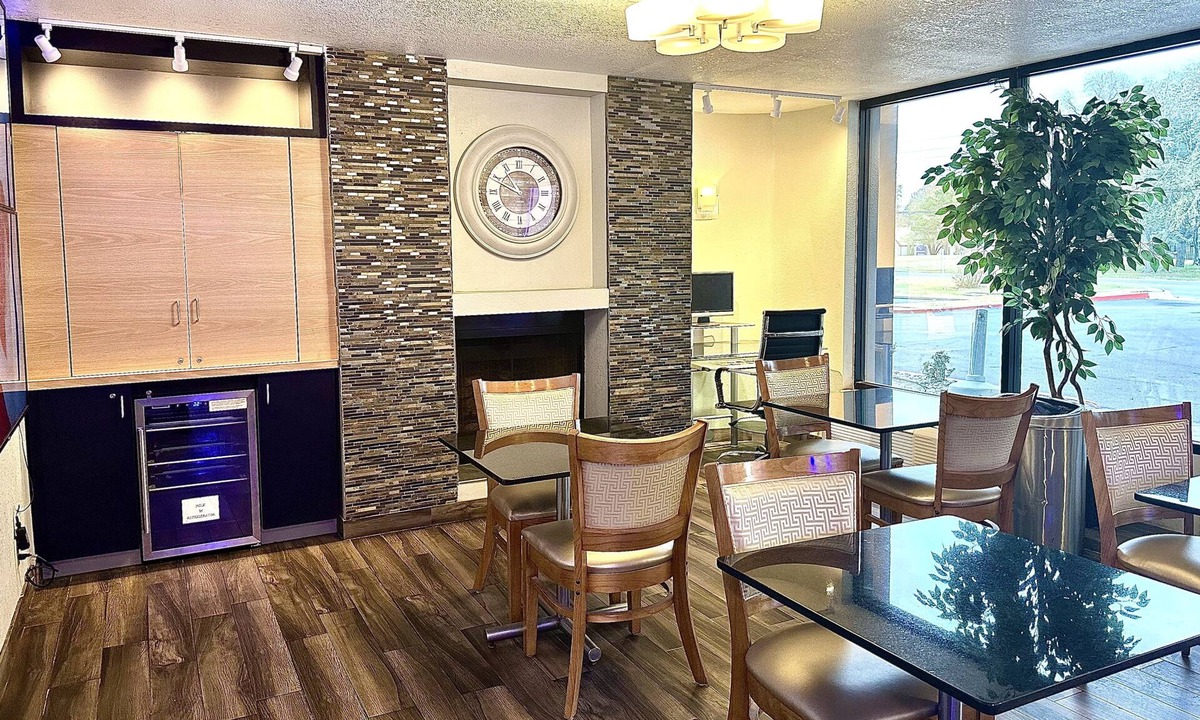 South Tulsa Hotel | Days Inn by Wyndham Southern Hills/ORU