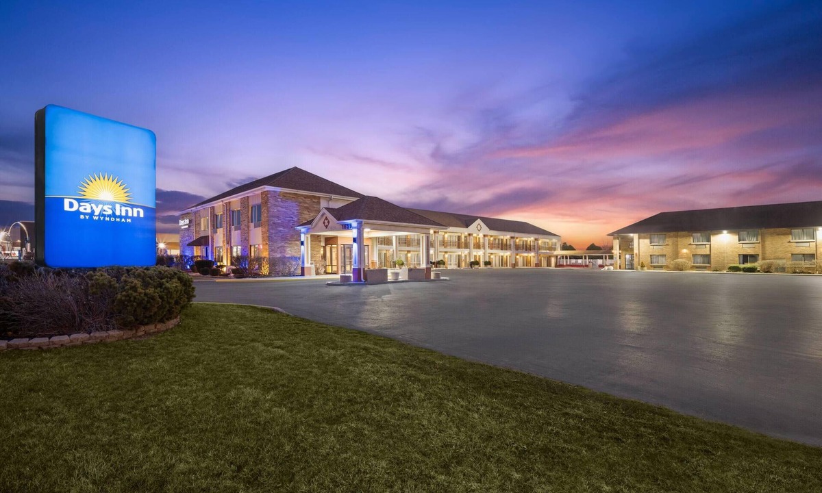 St. Charles Hotel | Days Inn by Wyndham St. Charles IL