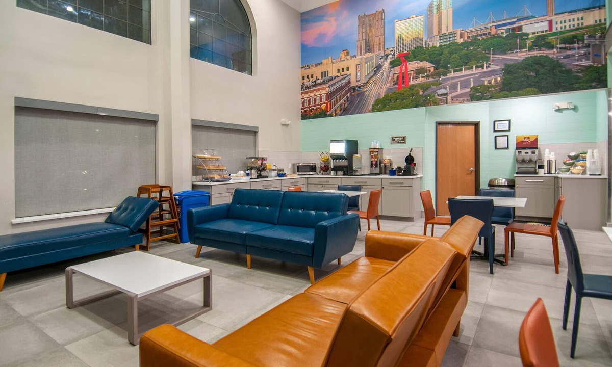 Hollywood Park Hotel | Days Inn by Wyndham Suites San Antonio North/Stone Oak