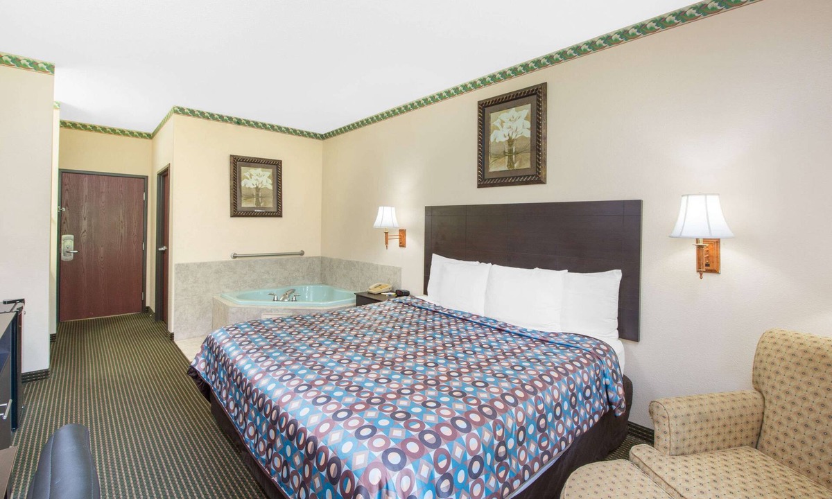 Sullivan Hotel | Days Inn by Wyndham Sullivan