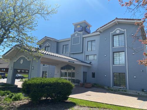 Arlington Heights Hotel | Days Inn & Suites by Wyndham Arlington Heights