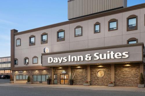 Sault Ste. Marie Hotel | Days Inn & Suites by Wyndham Sault Ste. Marie ON