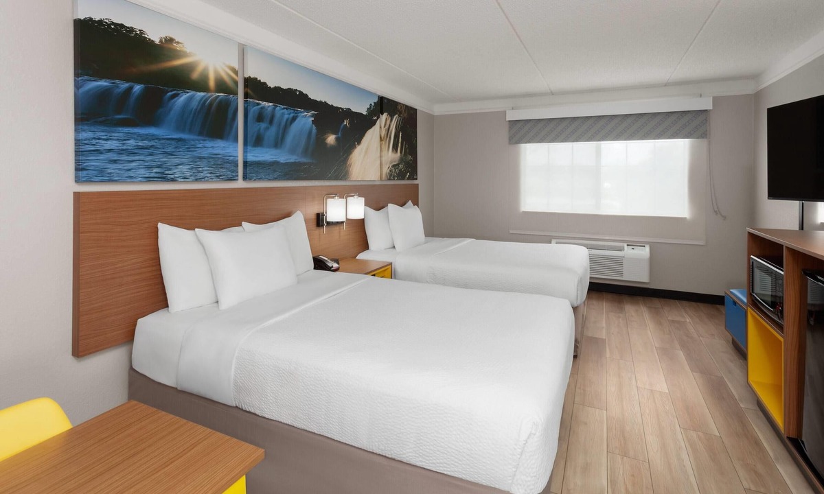 Arlington Heights Hotel | Days Inn & Suites by Wyndham Arlington Heights