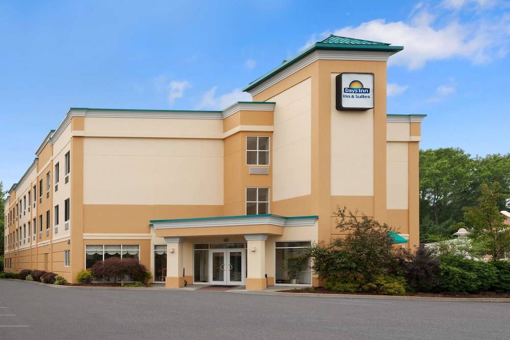 Colonie Hotel | Days Inn & Suites by Wyndham Albany