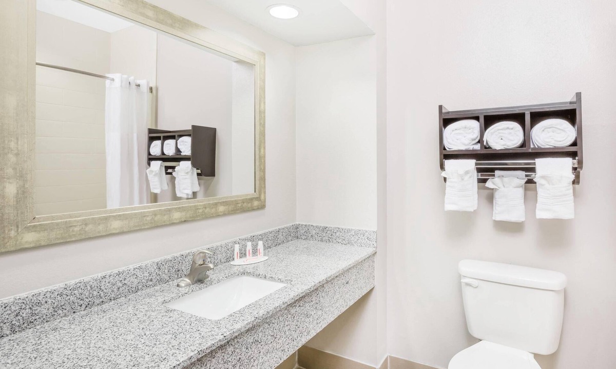 Madisonville Hotel | Days Inn & Suites by Wyndham Madisonville