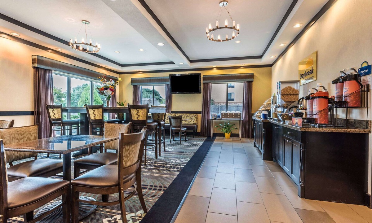 Mineral Wells Hotel | Days Inn & Suites by Wyndham Mineral Wells