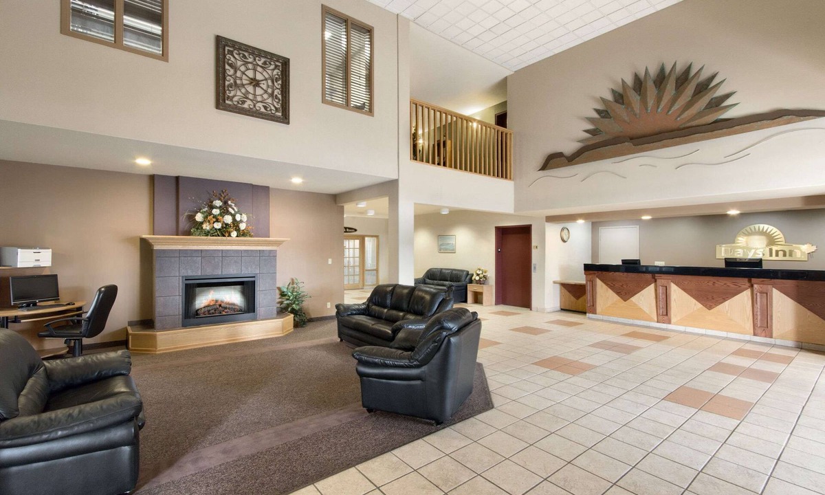 Thunder Bay Hotel | Days Inn & Suites by Wyndham Thunder Bay