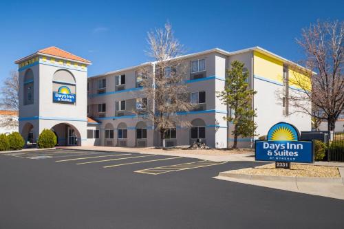 Victory Hills Hotel | Days Inn & Suites by Wyndham Airport Albuquerque