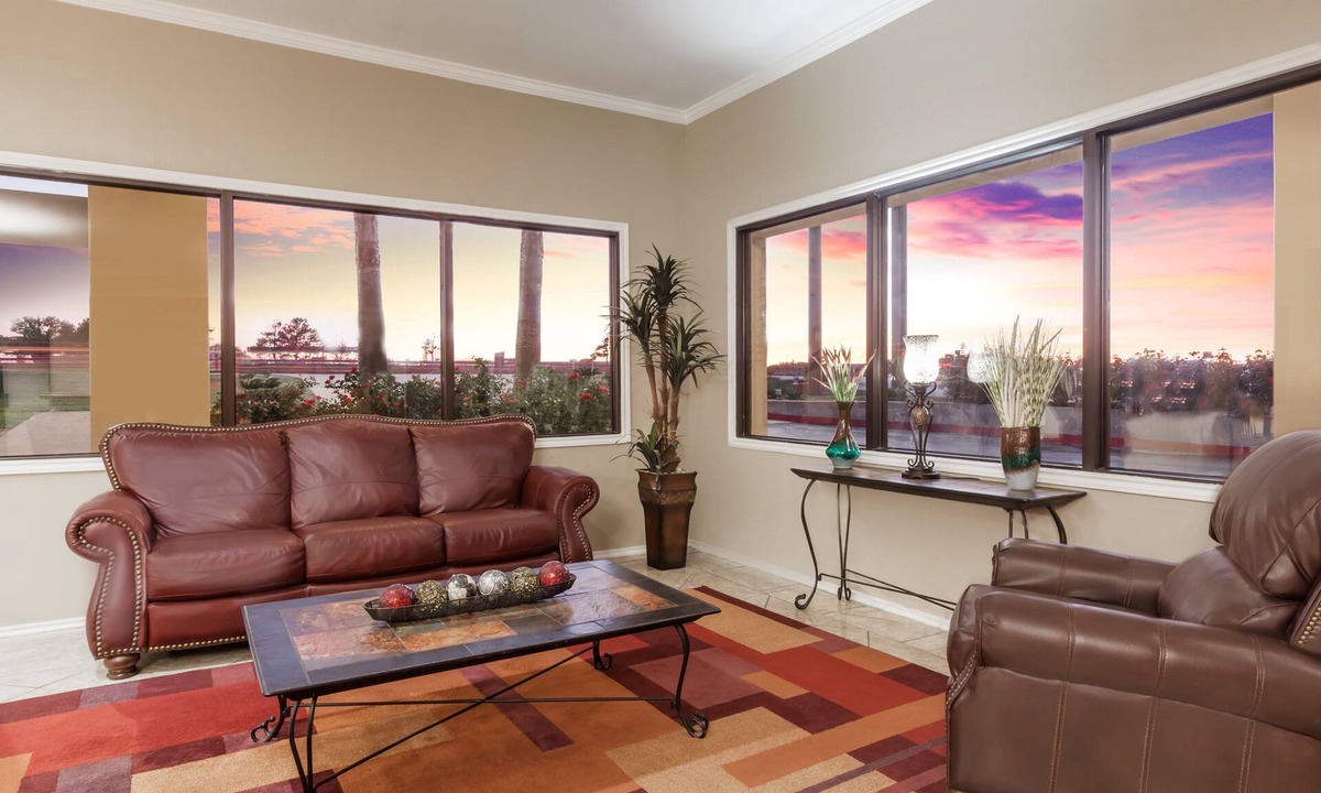 Huntsville Hotel | Days Inn & Suites by Wyndham Huntsville