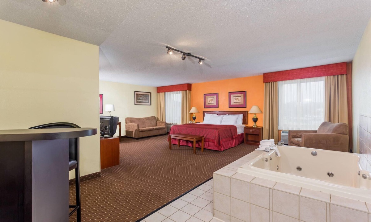 Bloomington Hotel | Days Inn & Suites by Wyndham Bloomington/Normal IL