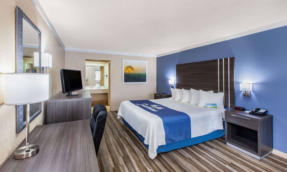 Elmendorf Hotel | Days Inn & Suites by Wyndham Braunig Lake