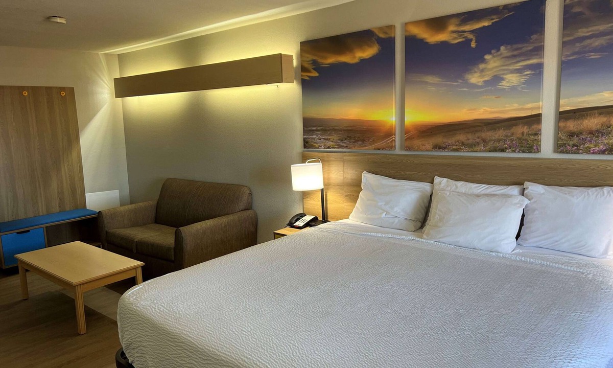Hutchinson Hotel | Days Inn & Suites by Wyndham Hutchinson