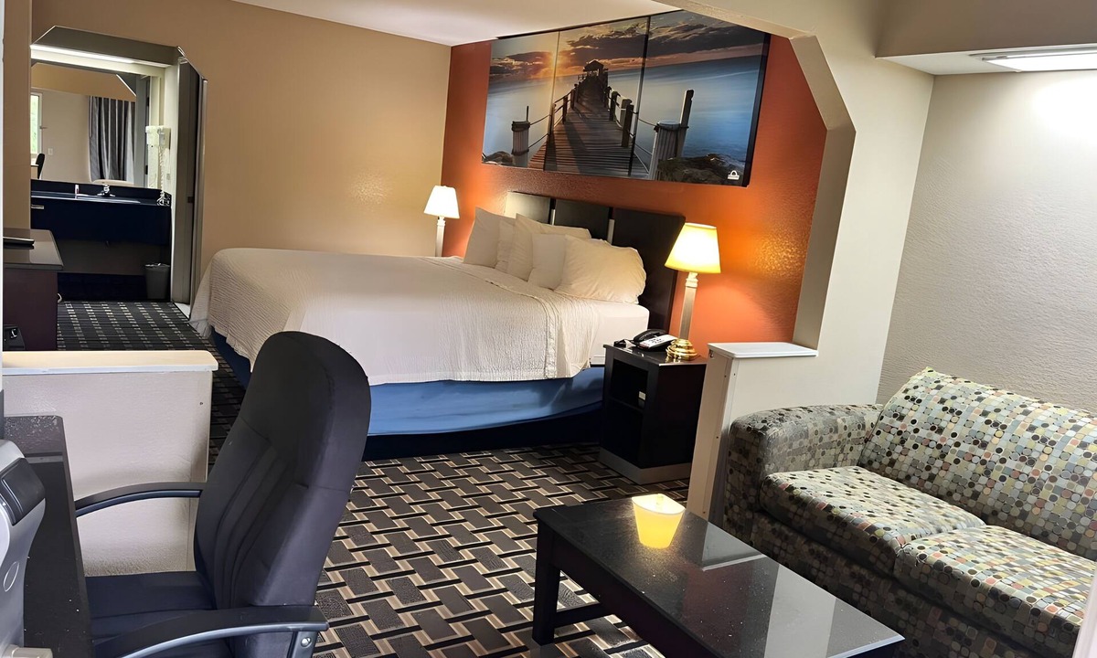 Pine Bluff Hotel | Days Inn & Suites by Wyndham Pine Bluff