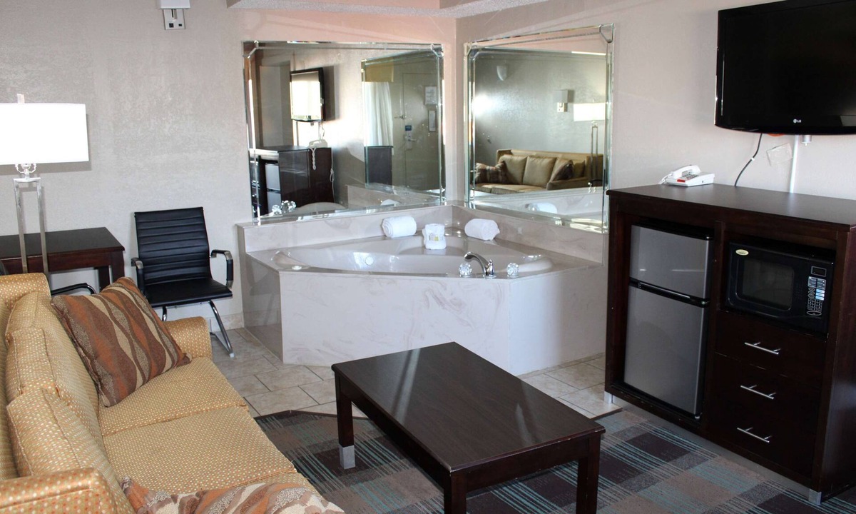 Springfield Hotel | Days Inn & Suites by Wyndham Springfield on I-44
