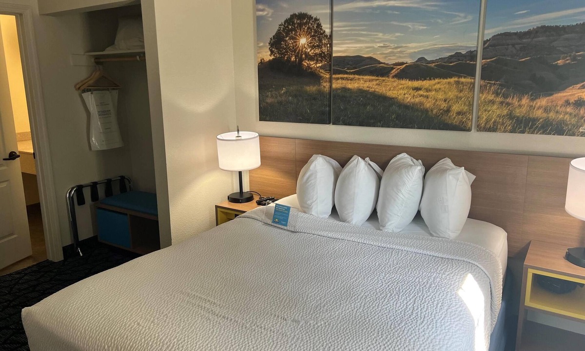 Columbus Hotel | Days Inn & Suites by Wyndham Columbus NE