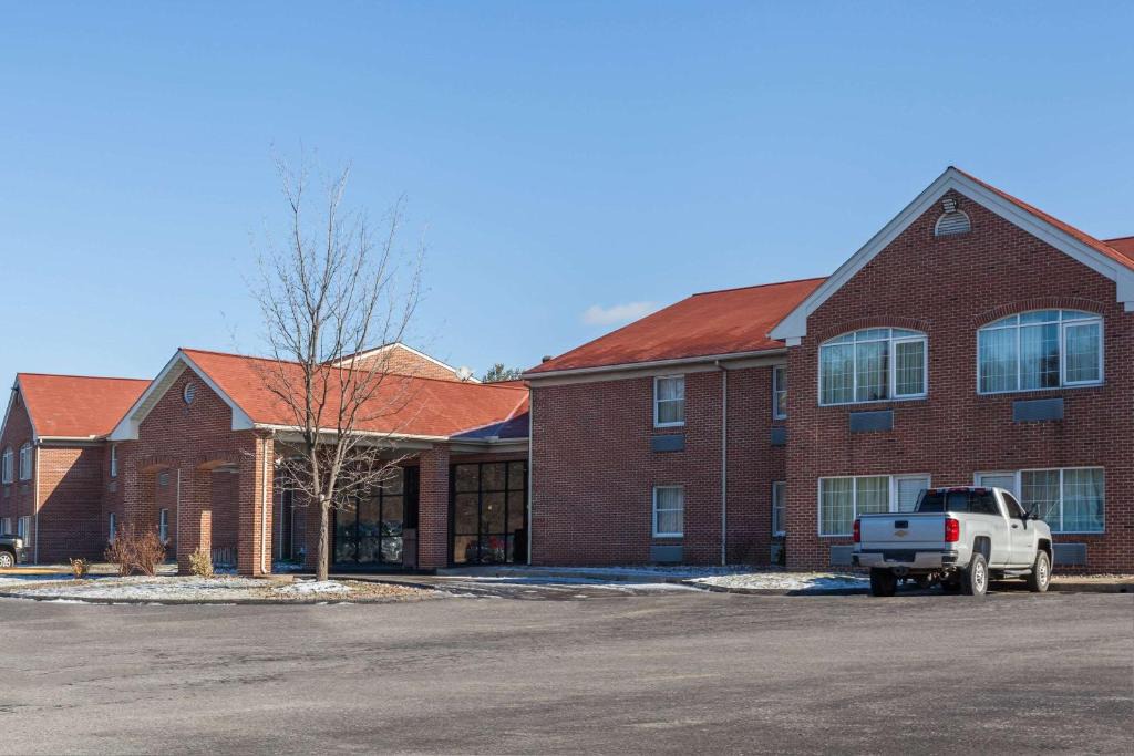 Rohrerstown Hotel | Days Inn & Suites by Wyndham Lancaster Amish Country