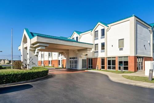 Tougaloo Hotel | Days Inn & Suites by Wyndham Ridgeland