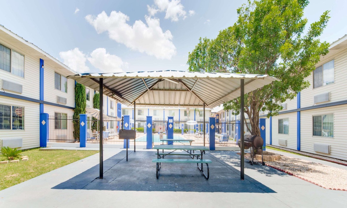 Bonanza Hotel | Days Inn & Suites by Wyndham Laredo