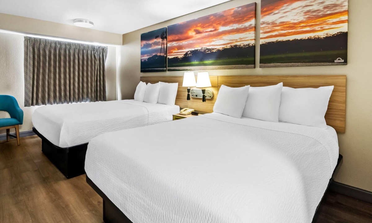 DeSoto Hotel | Days Inn & Suites by Wyndham DeSoto