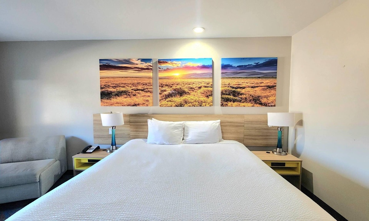 Barker Hotel | Days Inn & Suites by Wyndham Katy