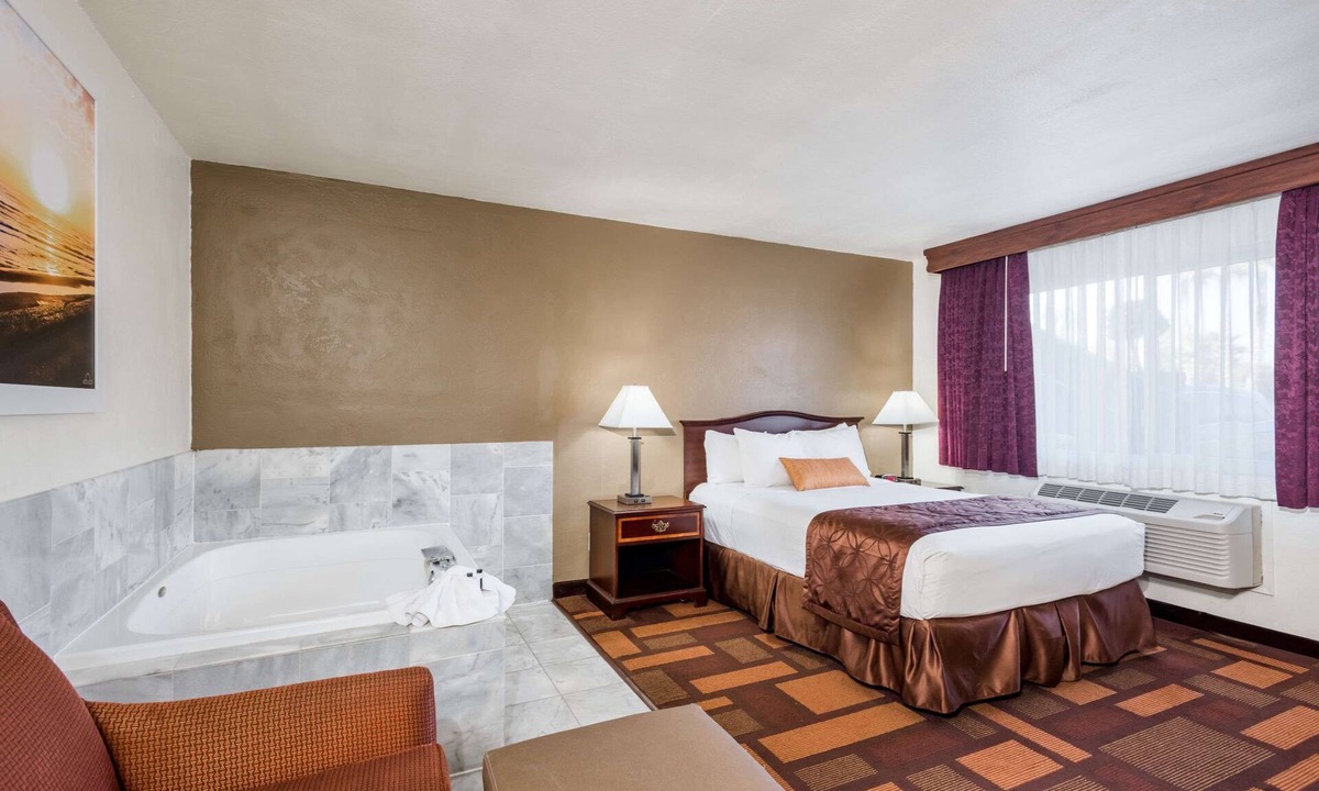 Lodi Hotel | Days Inn & Suites by Wyndham Lodi