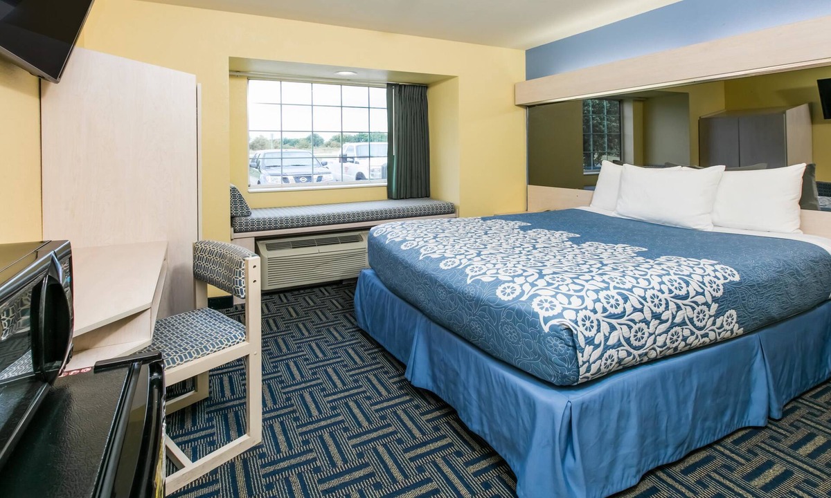 Pryor Hotel | Days Inn & Suites by Wyndham Pryor