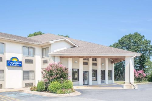Brinkley Hotel | Days Inn & Suites by Wyndham Brinkley