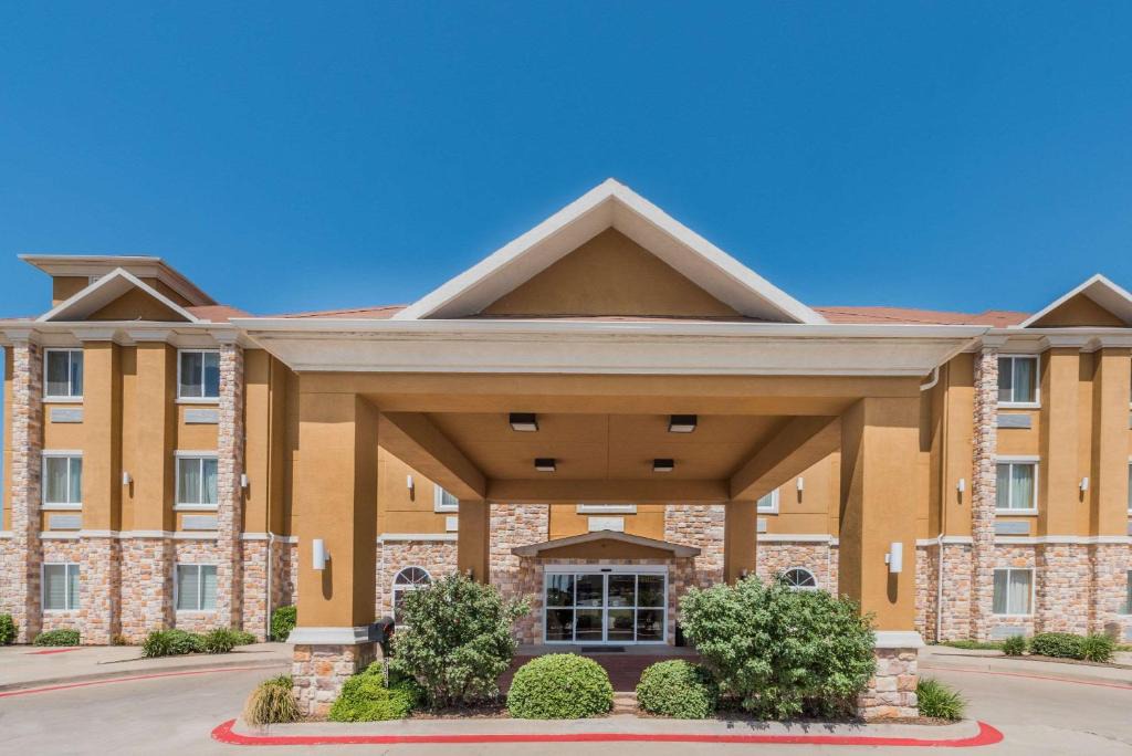 Cleburne Hotel | Days Inn & Suites by Wyndham Cleburne TX