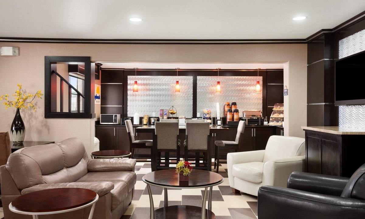 Conroe Hotel | Days Inn & Suites by Wyndham Conroe North