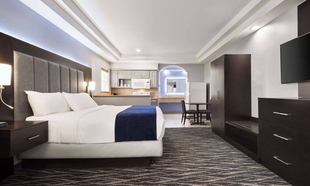Southeast Houston Hotel | Days Inn & Suites by Wyndham Houston Hobby Airport