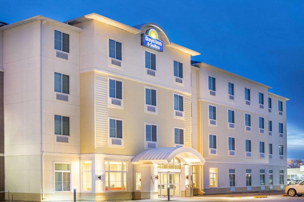 Kearney Hotel | Days Inn & Suites by Wyndham Kearney NE