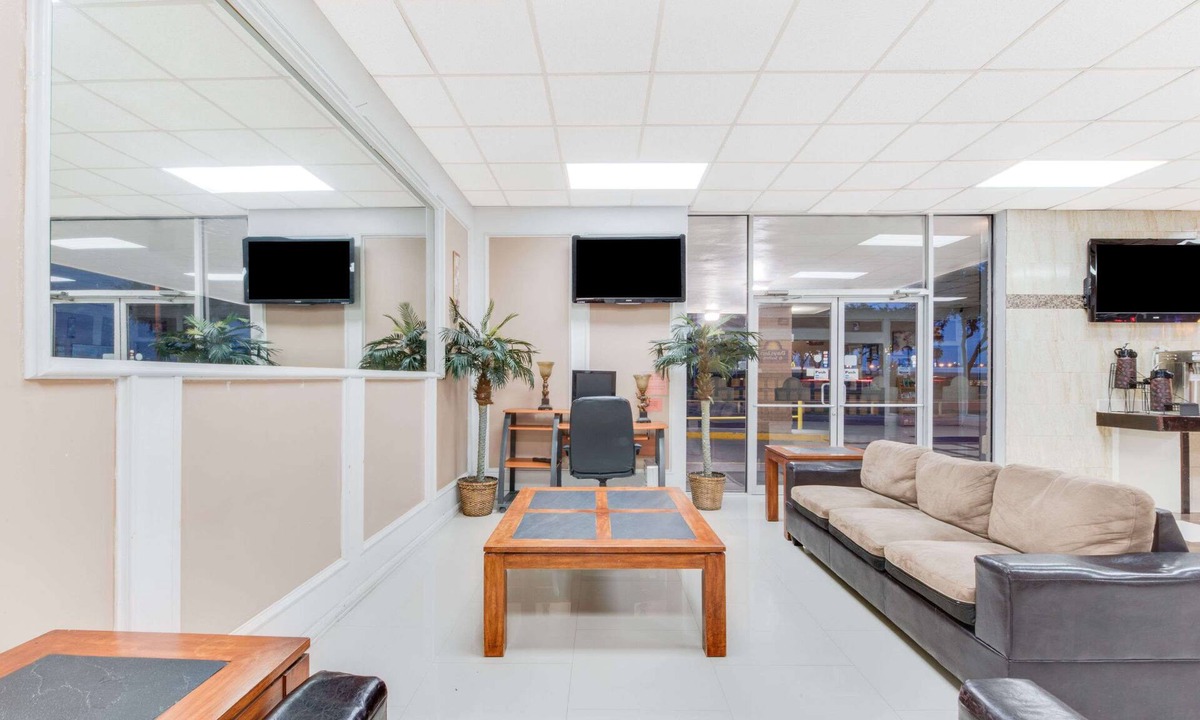 Bonanza Hotel | Days Inn & Suites by Wyndham Laredo