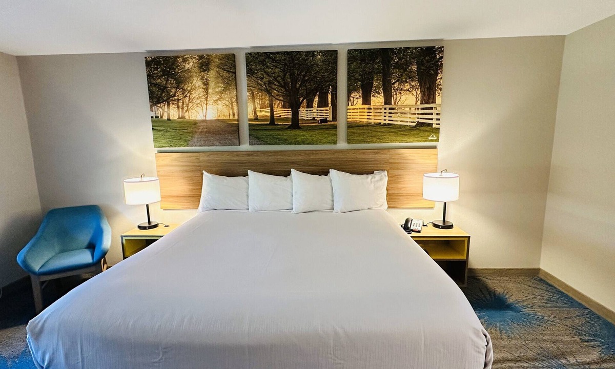 Wynne Hotel | Days Inn & Suites by Wyndham Wynne