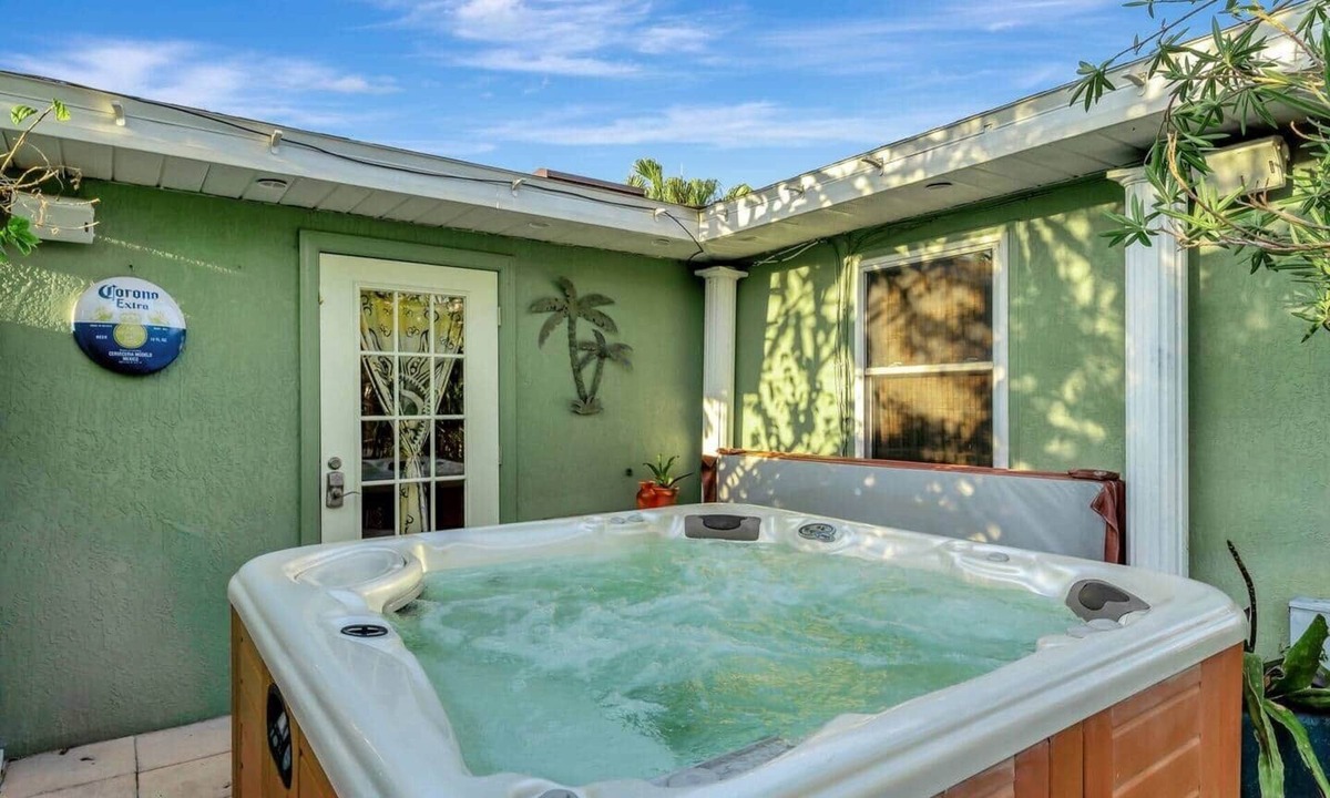 South Venice House | Daze Inn Between: lagoon pool ½ mi to beach ferry!