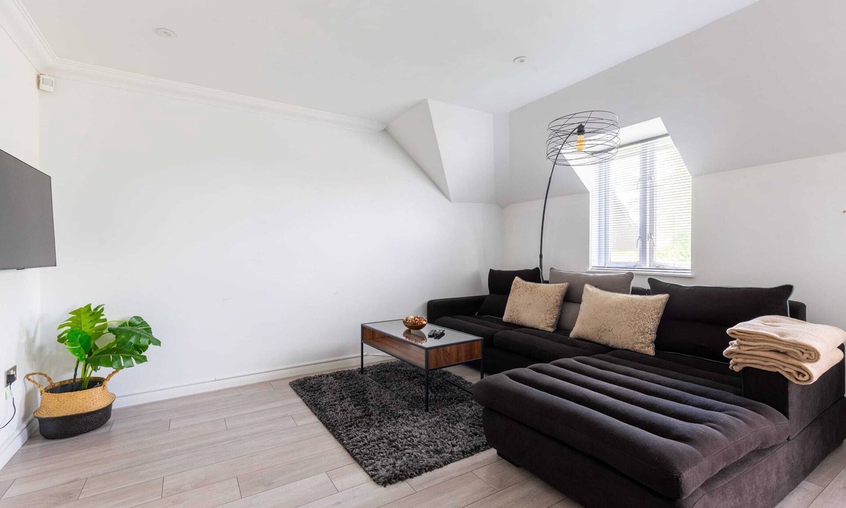 Brondesbury Park Apartment | Dazzling 2BD Flat, 30 Mins from Paddington!