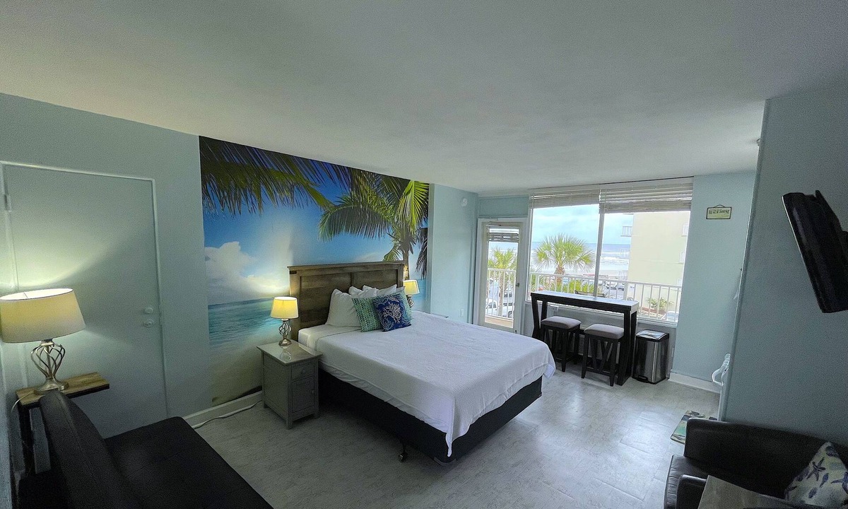 Bostwick Park Condo | Dazzling Ocean Front Condo with a Balcony