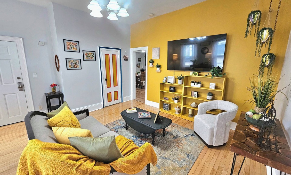 Revere Apartment | Dazzling Oceanview-4 Train Stop Logan Airport