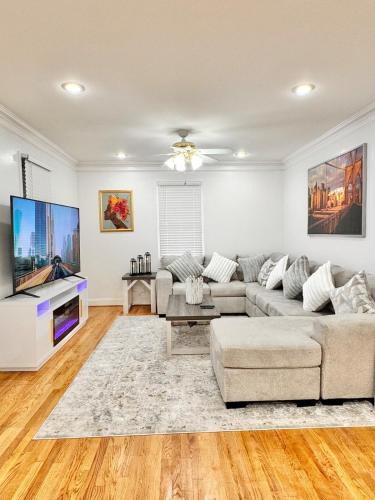 Douglas Park House | DC Getaway Cozy 4BR Oasis by Metro and Airports