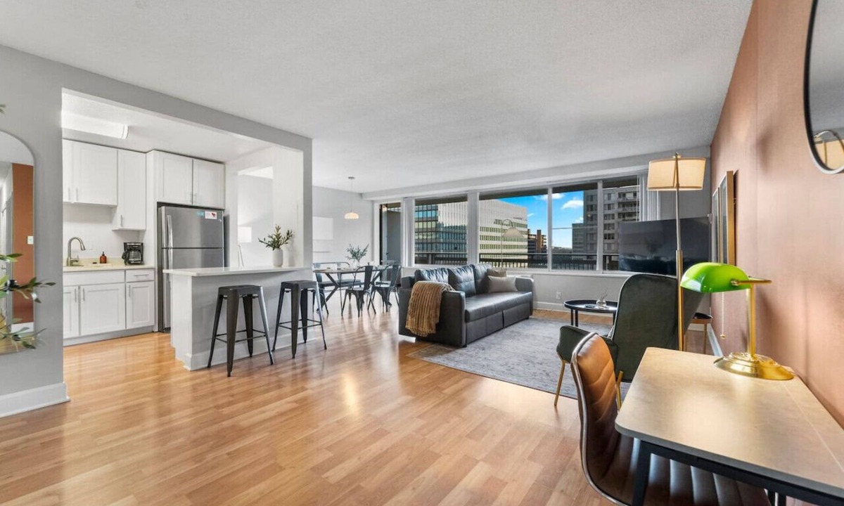 Crystal City Apartment | DC Launchpad Sleeps 8, Gym, Walk to Dining + Metro
