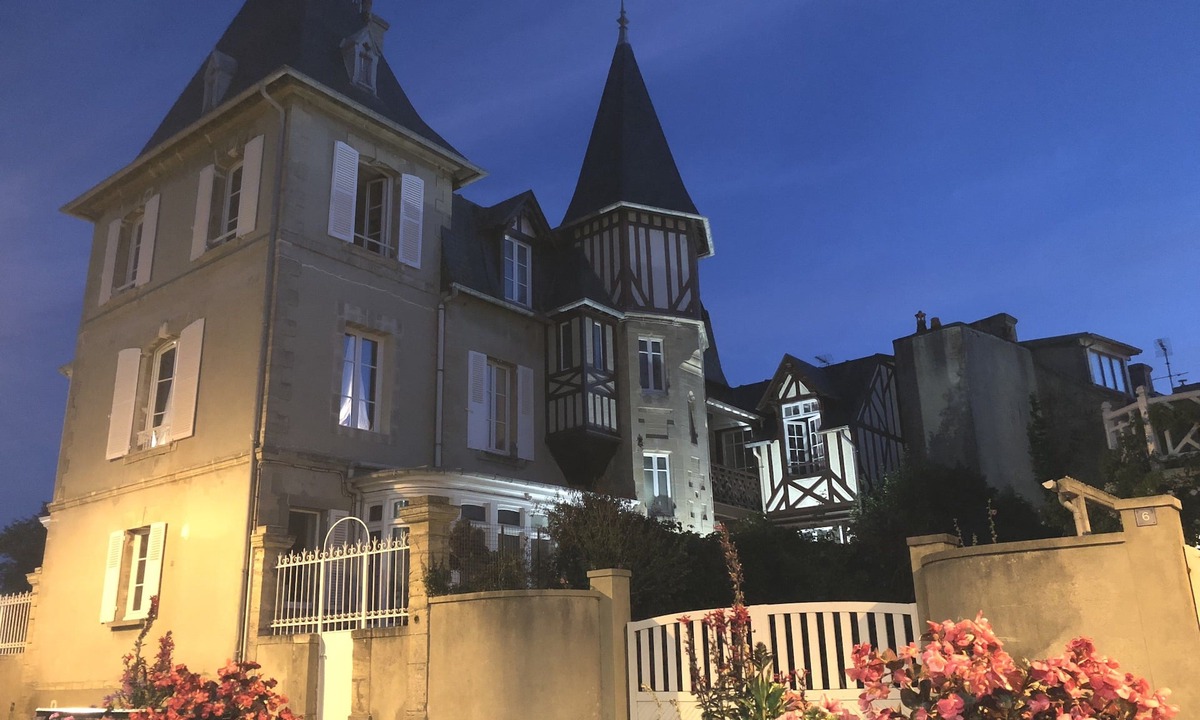 Arromanches-les-Bains Bed & Breakfast | DDAY Aviators Le Manoir